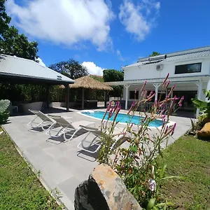 Lorenza Villa Petit-Bourg